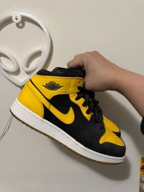Air Jordan 1 Yellow and Black Sneakers NEW LOVE